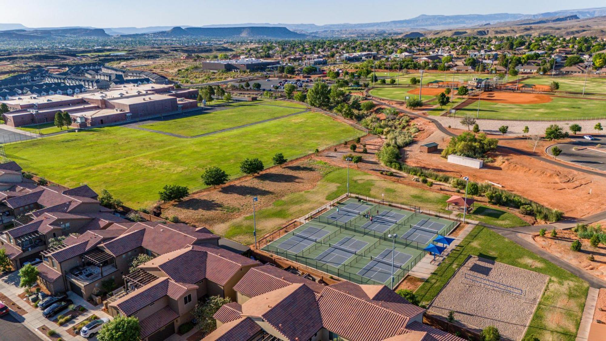 Pv 25 L Private Hot Tub, Balcony, Fire Pit, And Ping Pong Table, Resort Style Pool And Water Park Santa Clara Exterior photo